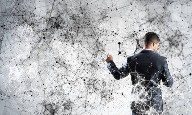 Çokgen şekilli soyut ağı gösteren belgeleri olan bir iş adamı. Takım elbiseli ve kravatlı bir girişimci. Profesyonel iş yardımı ve danışmanlık hizmeti.