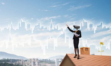 Kamera kafalı kadınla ev güvenliği ve mahremiyet koruması kavramı