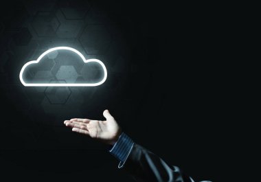 Karanlık arkaplanda kablosuz bağlantının sembolü olarak dijital bulut simgesi