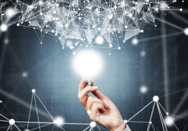 Parlak lamba ve soyut ağ ile insan eli