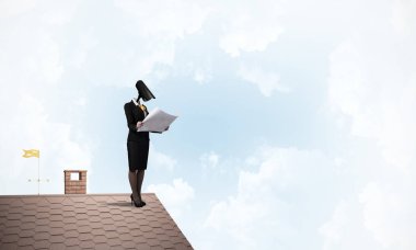 Kamera başlıklı kadınla güvenlik ve gizlilik koruması kavramı