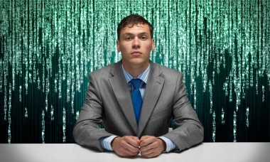 İkili bilgisayar kodu arka planda katlanmış elleri ile Yakışıklı ciddi adam. Online güvenlik danışmanı iş elbisesi ve kravat masada oturan. İnternet güvenliği ve gizlilik yardımı.