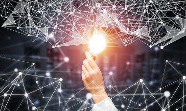 Ampul ve soyut ağı tutan kadın.