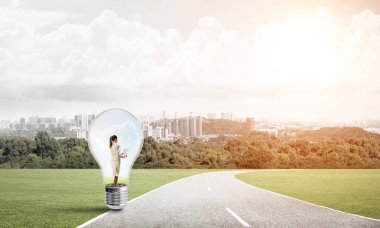 Ampul kırsal yolu üzerinde içinde hapsolmuş genç iş kadını