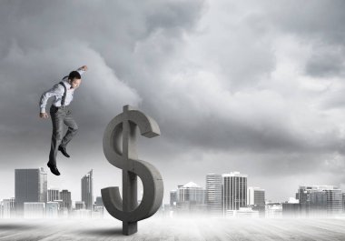Modern şehir manzarasına karşı kararlı bankacı adam. Dolar betonu kırıyor.