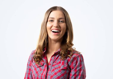 Mutlu büyüleyici kız gülümsüyor