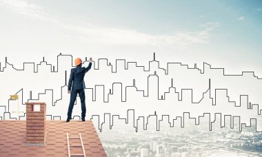 Erkek mimar mavi gökyüzüne modern şehrin siluetini çizer. Karışık