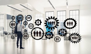 Modern ofis içi ve sosyal bağlantı kavramındaki zarif iş adamı. Karışık ortam