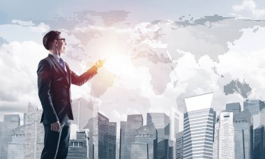 Genç, zarif iş adamı elinde kalemle başka yere bakıyor.