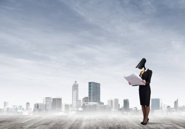 Kamera başlıklı kadınla güvenlik ve gizlilik koruması kavramı