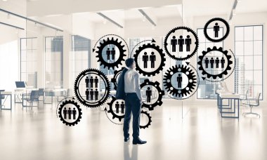 Modern ofis içi ve sosyal bağlantı kavramındaki zarif iş adamı. Karışık ortam