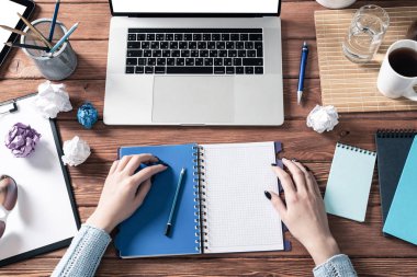 Masada kalemle not alan kız öğrenci.