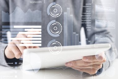 Finansal veri kavramını analiz eden işadamı