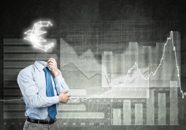 O her zaman parayı düşünüyor.