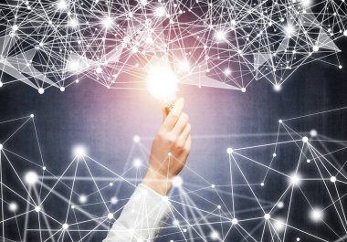 Ampul ve soyut ağı tutan kadın.