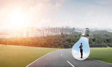 Ampul asfalt yolda içinde hapsolmuş genç iş kadını