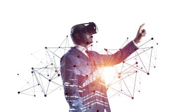 Siyah adam VR kulaklıklı. Gözlük takan Afrikalı işadamı sanal gerçekliği keşfediyor. Beyaz arka plana karşı resmi giyinmiş bir şirket işadamı. Yeni deneyimlerin tadını çıkarıyorum..