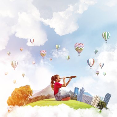 Şehrin yüzen adasında dürbünle bakan tatlı bir kız.