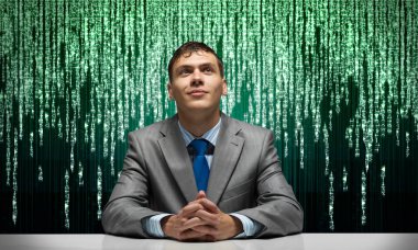 Gülümseyen adam ellerini katlayıp yukarı bakıyor. İş süreci için yapay zeka teknolojisi. Mutlu bir iş adamı masada oturuyor. İş elbisesi adam ve dijital veri akışı arka plan üzerinde kravat.