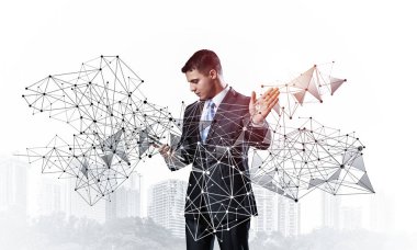 Soyut ağ bileşimine işaret eden yakışıklı bir yönetici. Beyaz arka planda takım elbiseli bir adam. Sanal ağ ile karışık ortam. Profesyonel iş yardımı, finansal bakım desteği