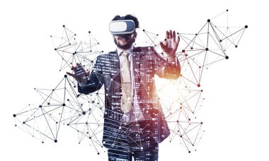 Sanal sistemle çalışan, VR kulaklık takan bir iş adamı. Yeni gerçeklik modelliği ve tasarımı. Sanal arayüzle etkileşim. Karışık ortam ve 3D nesneler. İş modeli simülasyonu ve yönetimi