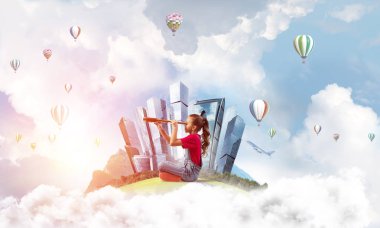 Kızın geleceğe baktığı dikkatsiz mutlu çocukluk kavramı