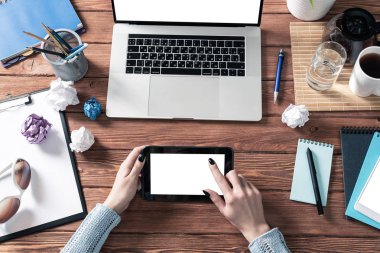 Ofiste tablet bilgisayar kullanan iş kadını