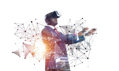 Sanal sistemle çalışan, VR kulaklık takan Afrikalı bir işadamı. Yeni gerçeklik modelliği ve tasarımı. Kullanılan sanal arayüz. Karışık ortam ve 3D nesneler. İş modeli simülasyon teknolojisi