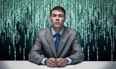 İkili bilgisayar kodu arka planda katlanmış elleri ile Yakışıklı ciddi adam. Online güvenlik danışmanı iş elbisesi ve kravat masada oturan. İnternet güvenliği ve gizlilik yardımı.