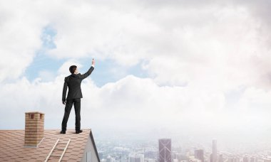 Genç bir marker ile arka ile ayakta adam. Karışık teknik