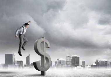 Modern şehir manzarasına karşı kararlı bankacı adam. Dolar betonu kırıyor.