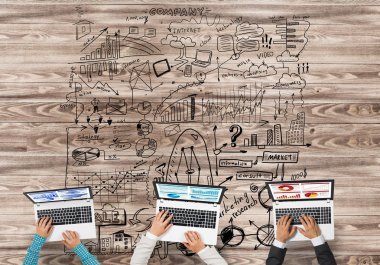 Masada oturan ve alet kullanan iş adamlarının en iyi görüntüsü.