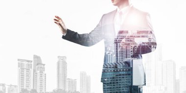 İş adamı arka plandaki boş alanı işaret ediyor. Modern şehir manzarası. Takım elbiseli ve kravatsız bir girişimci. Çifte maruz kalma şablonu. Boş ekran iş iletisi için hazır