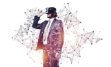 VR kulaklık takan bir iş adamı fütüristik arayüz kullanıyor. Karışık ortam ve 3D nesneler. İş modeli simülasyonu ve yönetimi. Karışık ortam ve 3D nesneler. Sosyal ağ bağlantı modeli