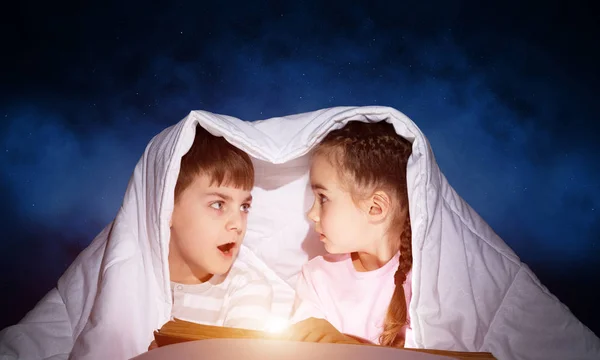 Scared little girl and boy looking at each other — Stock Photo, Image