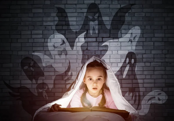 Rädd Liten Flicka Läsa Sagor Sängen Barn Med Ficklampa Gömmer — Stockfoto