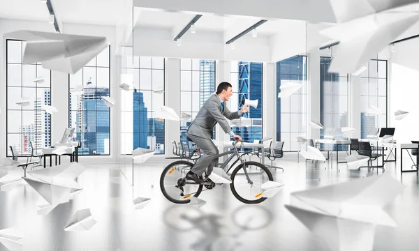 Άντρας Στο Επιχειρηματικό Κουστούμι Που Καβαλάει Ποδήλατο Στην Αίθουσα Συνεδριάσεων — Φωτογραφία Αρχείου