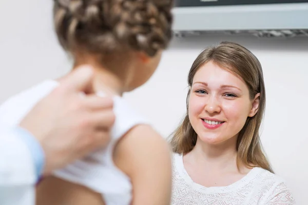 Médico Examinando Criança Ouvir Seu Pulmão Com Estetoscópio Hospital Exame — Fotografia de Stock