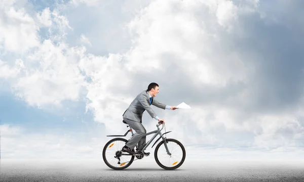 Geschäftsmann Mit Papierdokumenten Der Hand Auf Dem Fahrrad Frist Für — Stockfoto