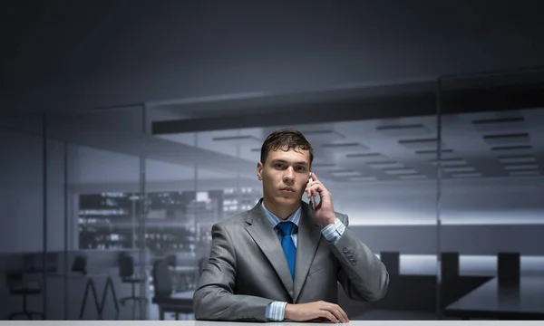 Junger Mann Telefoniert Und Schaut Die Kamera Geschäftsmann Sitzt Schreibtisch — Stockfoto