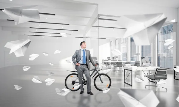 Junger Mann Businessanzug Und Krawatte Mit Fahrrad Steht Gemütlichen Coworking — Stockfoto
