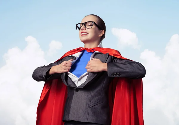 Портрет деловой женщины супергероини — стоковое фото
