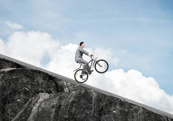 Uomo Affari Discesa Bicicletta Paesaggio Naturale Con Spazio Copia Uomo — Foto Stock