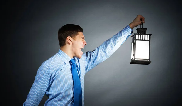 Homem Negócios Gritando Segurando Lanterna Brilhante Parede Grunge Fundo Vista — Fotografia de Stock