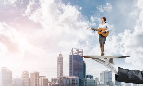 Mano Camarero Presentando Bandeja Mujer Tocando Guitarra — Foto de Stock