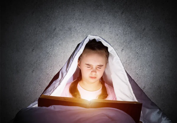 Przerażony Dzieciak Otwartą Książką Latarką Ukrywając Się Pod Kocem Boi — Zdjęcie stockowe