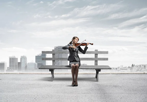 Jeune Femme Avec Violon Assis Sur Banc Bois Jolie Femme — Photo