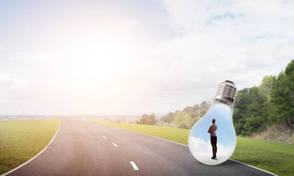 Junge Geschäftsfrau Glühbirne Auf Asphaltstraße Eingeklemmt — Stockfoto