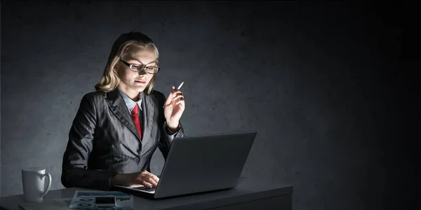 Aantrekkelijke Jonge Zakenvrouw Met Een Bril Aan Het Bureau Werkend — Stockfoto