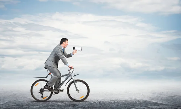 Uomo Affari Con Megafono Bicicletta Nella Giornata Sole Campagna Marketing — Foto Stock